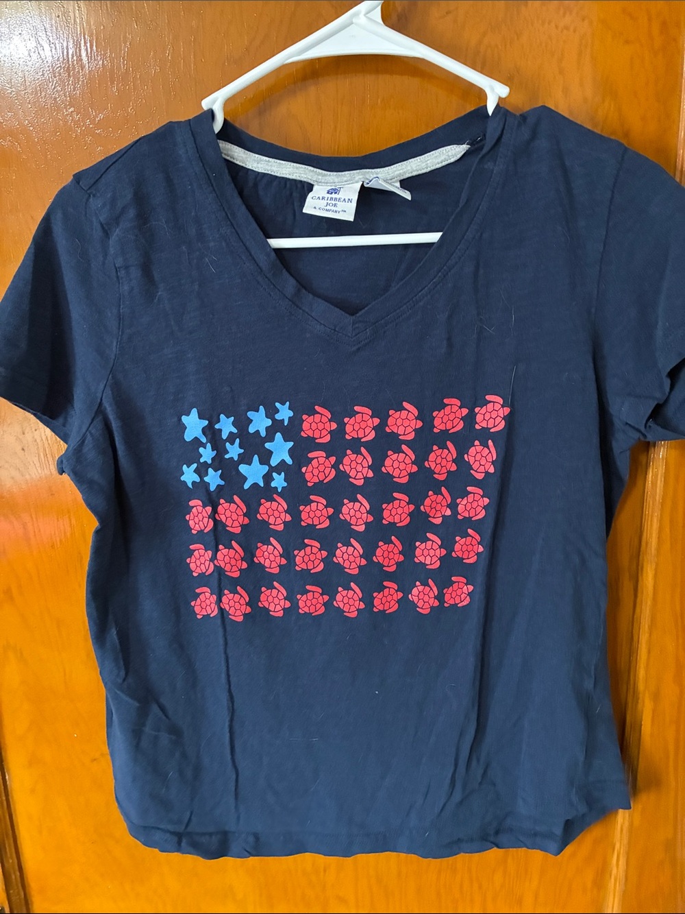 ❤️ 2/$10 / Caribbean Joe Navy V-Neck Tee with Red Turtles & Stars